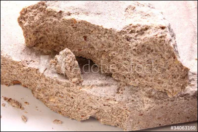 Quel est le résidu solide provenant de l'extraction de l'huile des graines de noix, utilisé pour l'alimentation animale ?