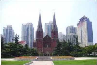 Dans quelle ville se situe la cath&eacute;drale Saint-Ignace qui a &eacute;t&eacute; construite au d&eacute;but des ann&eacute;es 1900 ?