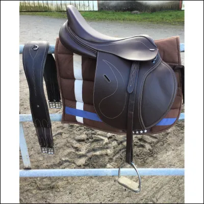 Pour mettre la selle, il faut...