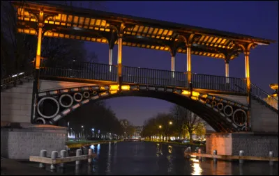 Ce pont s'appelle "le pont Napoléon".
