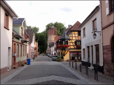 Petite ville de 5 400 habitants du d&eacute;partement du Bas-Rhin, situ&eacute;e dans le nord de l'Alsace, en bordure des Vosges du nord :