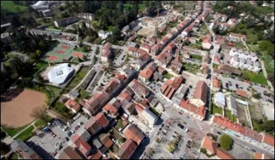 Petite ville de 6 500 habitants du d&eacute;partement de l'Is&egrave;re, situ&eacute;e dans la vall&eacute;e de la Fure, aux limites de la plaine de Bi&egrave;vre, du plateau de Chambaran et des Terres froides :