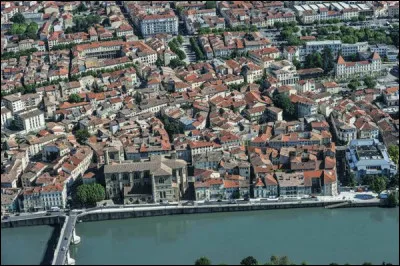 Ville de 33 000 habitants du d&eacute;partement de la Dr&ocirc;me, situ&eacute;e sur la rive droite de l'Is&egrave;re, connue pour son ancienne industrie de la chaussure :