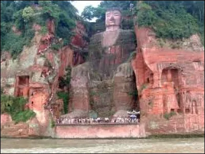 Sur l'image, vous pouvez voir le Grand Bouddha de Leshan.