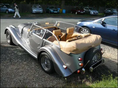 Dans le mythe de la table ronde, comment s'appelle la fée qui tombe amoureuse du chevalier Guiomart ?