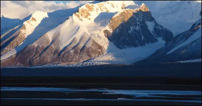 Maintenant, comment s'appelle cette chaîne de montagne classée sur la liste du patrimoine mondial de l'UNESCO située à l'extrémité nord-est du vaste plateau Qinghai-Tibet ?