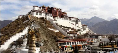Complétez ce nom à l'aide de l'image : ensemble historique du palais de...