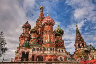 Bien ! Passons maintenant à la Russie. Pour commencer, un lieu très célèbre : la place Rouge, à Moscou. Savez-vous en quelle année le Kremlin a été construit ?