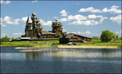 Dans quel grand lac russe se situe le Kizhi Pogost, monument situé sur la liste du patrimoine mondial ?