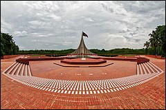 Allons dans un pays voisin de l'Inde, le Bangladesh. En quelle année la construction du Mémorial national des martyrs situé près de Dacca s'est-elle terminée ?