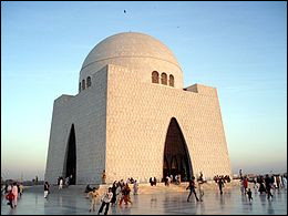 Dans quelle ville du Pakistan se trouve le mausolée Jinnah, monument qui contient la tombe du père fondateur du pays, Muhammad Ali Jinnah ?