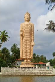 Restons au Sri Lanka : pour quel grand événement la statue de Peraliya Bouddha a-t-elle été construite ?