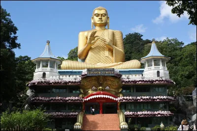 Allons maintenant sur une île située au Sud de l'Inde : le Sri Lanka. Combien le temple d'Or de Dambulla compte-t-il de statues ?