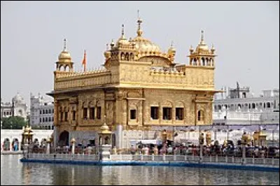 Retournons en Inde pour visiter le Temple d'or (ou Harmandir Sahib), édifice le plus sacré des Sikhs, qui est recouvert d'or fin. En quelle année a-t-il été fondé ?