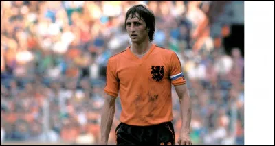 Ce footballeur n&eacute;erlandais, le premier &agrave; recevoir trois fois le Ballon d'or, a remport&eacute; trois Coupes d'Europe des clubs champions avec l'Ajax Amsterdam : c'est ... Cruyff.