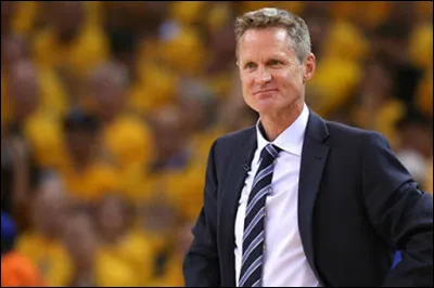 Comment s'appelle ce coach ?