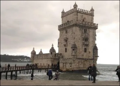Sur la photo, c'est un monument du pays à deviner.