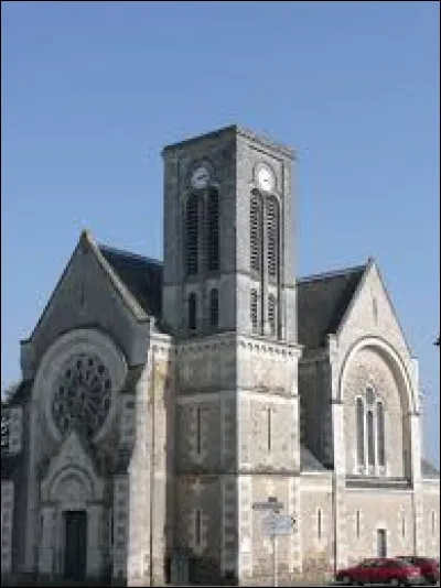 Nous sommes dans les Pays-de-la-Loire devant l'église Saint-Maurille de Bouillé-Ménard. Commune de l'arrondissement de Segré, elle se situe dans le département ...