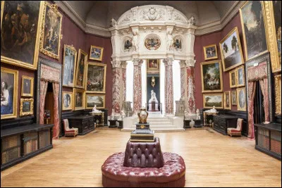 Dans quelle ville française se situe le Musée Condé ?