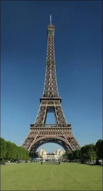 La tour Eiffel est, en fait, un porte-manteau pour les géants :