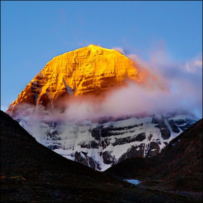 Le mont Kailash est sacré pour quatre des grandes religions asiatiques, dont l'hindouisme et le bouddhisme. Culminant à 6638 mètres d'altitude, il reste néanmoins interdit d'accès aux éventuels alpinistes qui oseraient s'y aventurer. Et à raison, puisque selon la croyance hindoue, il s'agirait de la demeure d'une divinité. Laquelle ?