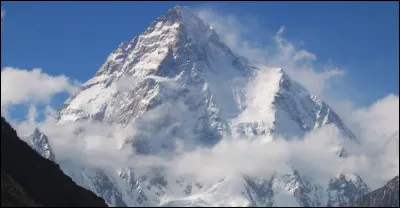 Terrible et magnifique sommet qu'est le K2, montagne du Karakoram... Il est considéré par beaucoup comme l'un des 8000 les plus difficiles à gravir. Quiconque s'y aventure accepte de laisser sa vie entre les mains du destin : le meilleur alpiniste n'est pas à l'abri d'une chute de sérac. Il mérite bien son surnom : quel est-il ?