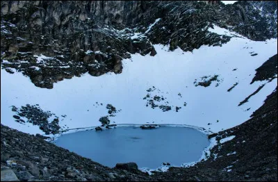 Le lac Roopkund, situé au fin fond de la partie indienne de l'Himalaya, possède une sinistre particularité. Laquelle ?