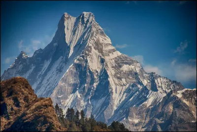 Le Machapuchare, sublime montagne située dans le massif des Annapurnas, est l'une des demeures du dieu Shiva selon les hindouistes. Par conséquent son ascension, comme celle du mont Kailash, est strictement interdite. Son sommet caractéristique lui doit son nom qui signifie "queue de poisson". Malgré l'aura de légende qui l'entoure, il est loin d'être le plus haut sommet himalayen.