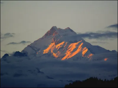 Le Kangchenjunga a été considéré jusqu'en 1852 comme le plus haut sommet du monde par les sociétés occidentales. Il fut par la suite déclassé au profit de l'Everest et du K2. Ces trois montagnes font partie du club des 8000, qui regroupe tous les sommets de plus de 8000 mètres à travers le monde. On peut trouver une certaine ironie à la formule "à travers le monde" dans ce cas précis. Pourquoi ?