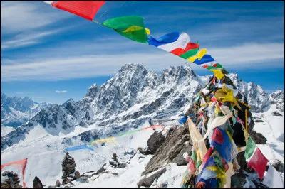 Les loungta, petits drapeaux à prière tibétains, sont des guirlandes de petits rectangles de tissu coloré imprimés de différents mantras ou de prières. Selon la croyance populaire, quelle est leur principale utilité ?