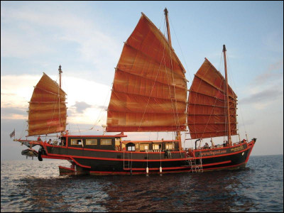 Comment s'appelle ce bateau à voile d'Extrême-Orient, à fond plat et dont les voiles sont cousues sur des lattes en bambou ?