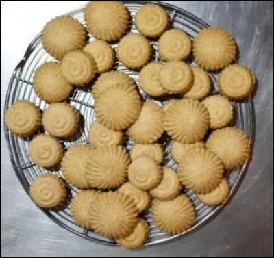Quel est le nom de ces biscuits orientaux notamment fait à base de semoule, de farine et de dattes ?