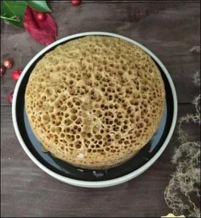 Quel est le nom de cette spécialité aussi nommée "Crêpe aux mille trous" ?
