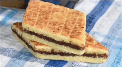Comment nomme-t-on ces gâteaux faits de semoule et fourrés de datte ?