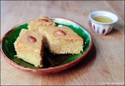 Quel est le nom de ces gâteaux à base de semoule, ici à la noix de coco sur la photo ?