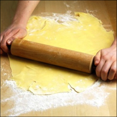 Quel ustensile de cuisine permet de couper des formes données dans une pâte étalée ?