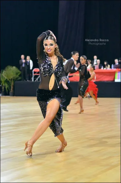 Qui chante "Elle danse Marie elle danse, elle adore quand ça balance ..." ?