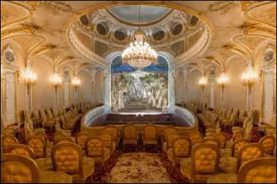 Quel célèbre dramaturge a fait un court séjour à la prison du Châtelet en août 1645 parce qu'il était criblé de dettes ?