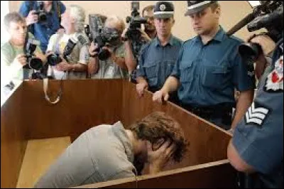 Quel chanteur d'un célèbre groupe de musique est jugé et condamné le 29 mars 2004 à huit ans de prison ferme par le tribunal de Vilnius pour le meurtre de sa compagne, Marie Trintignant ?