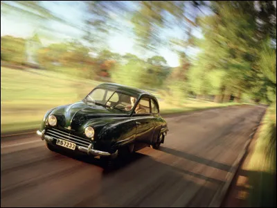 L'aérodynamique exceptionnelle de cette deux portes n'est pas son seul atout, en témoignent sa coque autoporteuse, son excellente tenue de route et la brillante carrière sportive de sa lignée :