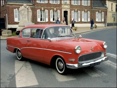 Légèrement américanisée par rapport à celle qui l'a précédée, cette berline allemande fut la première d'une longue lignée qui prendra fin en 1986 :