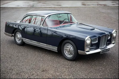 Cette superbe GT inaugure chez Facel Vega le pare-brise panoramique et le poste de conduite en tôle peinte imitant le noyer ou l'orme. Quel est son nom ?