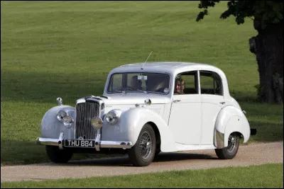 Cette berline britannique au design conservateur, la dernière de sa marque à afficher ce design typé avant-guerre, promettait d'atteindre 100 mph (160 km/h environ). Quel est son nom ?