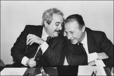 Après "ciao" le mot d'origine italienne le plus connu au monde est "mafia", designant une organisation criminelle en conflit et en concurrence avec les institutions et la société civile. Le nom, d'origine sicilienne, change selon la région où le système mafieux prend le pouvoir, et ainsi on l'appelle "Camorra" à Naples, "Sacra Corona Unita" dans les Pouilles et comment en Calabre ?