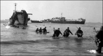 L'Italie aussi a eu son jour J, l'Opération Shingle, moins imposante que celle conduite sur les côtes normandes 6 mois après : 36.000 unités qui devaient à la fois détourner l'attention des forces allemandes déployées sur la ligne Gustave et faire cap sur Rome.
Où les Alliés débarquèrent-ils le 22 janvier 1944 ?