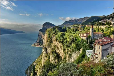 Dit également Benàco et ayant comme émissaire le fleuve Mincio, de quel lac de Lombardie parle-t-on ?

(ph. : Le lac à Tremosine)