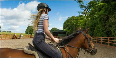 Que signifie 'Être en piste à main gauche' dans le manège ?