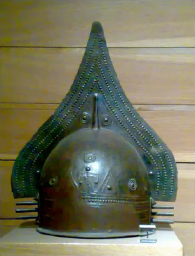 Étrusques : Où trouve-t-on ce genre de casque dans les sépultures étrusques à l'époque villanovienne ?