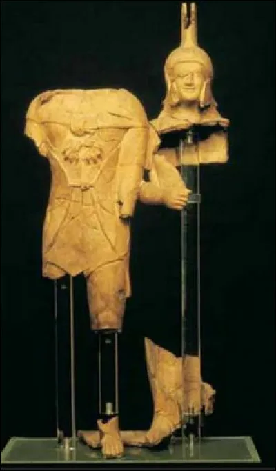 Étrusques : L'époque archaïque est le témoin de la grande maîtrise technique de la terre cuite par les Étrusques... Qui sont ces gens ?