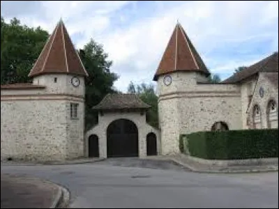 Nous nous trouvons devant la porte monumentale de l'ancien ch&acirc;teau de Couten&ccedil;on. Village francilien, il se situe dans le d&eacute;partement ...